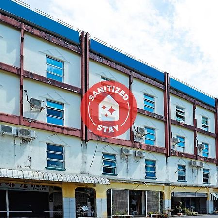 Oyo 90598 Living House C0 Hotel Kuching Exterior foto