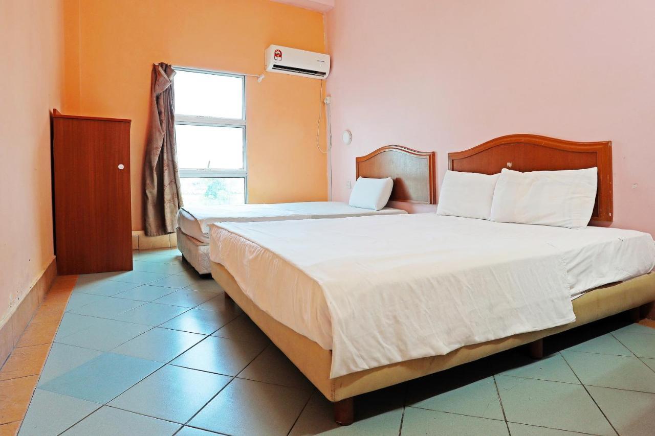 Oyo 90598 Living House C0 Hotel Kuching Exterior foto