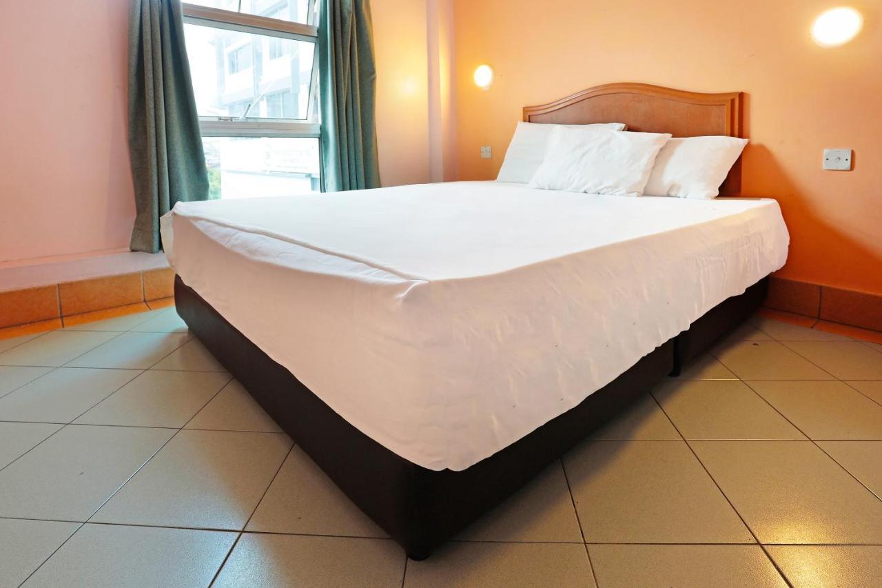 Oyo 90598 Living House C0 Hotel Kuching Exterior foto
